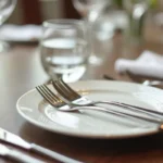 Jak ułożyć sztućce po jedzeniu? Etykieta i zasady